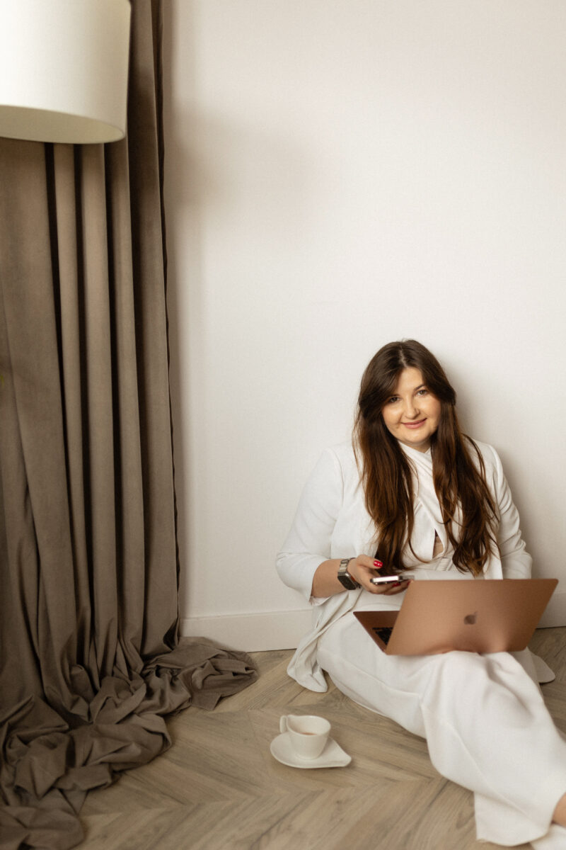 KONSULTACJA KTÓRA SPRZEDAJE + ZESTAW EBOOKÓW Przed$iębiorczy Kosmetolog + Anatomia klienta Med & Beauty